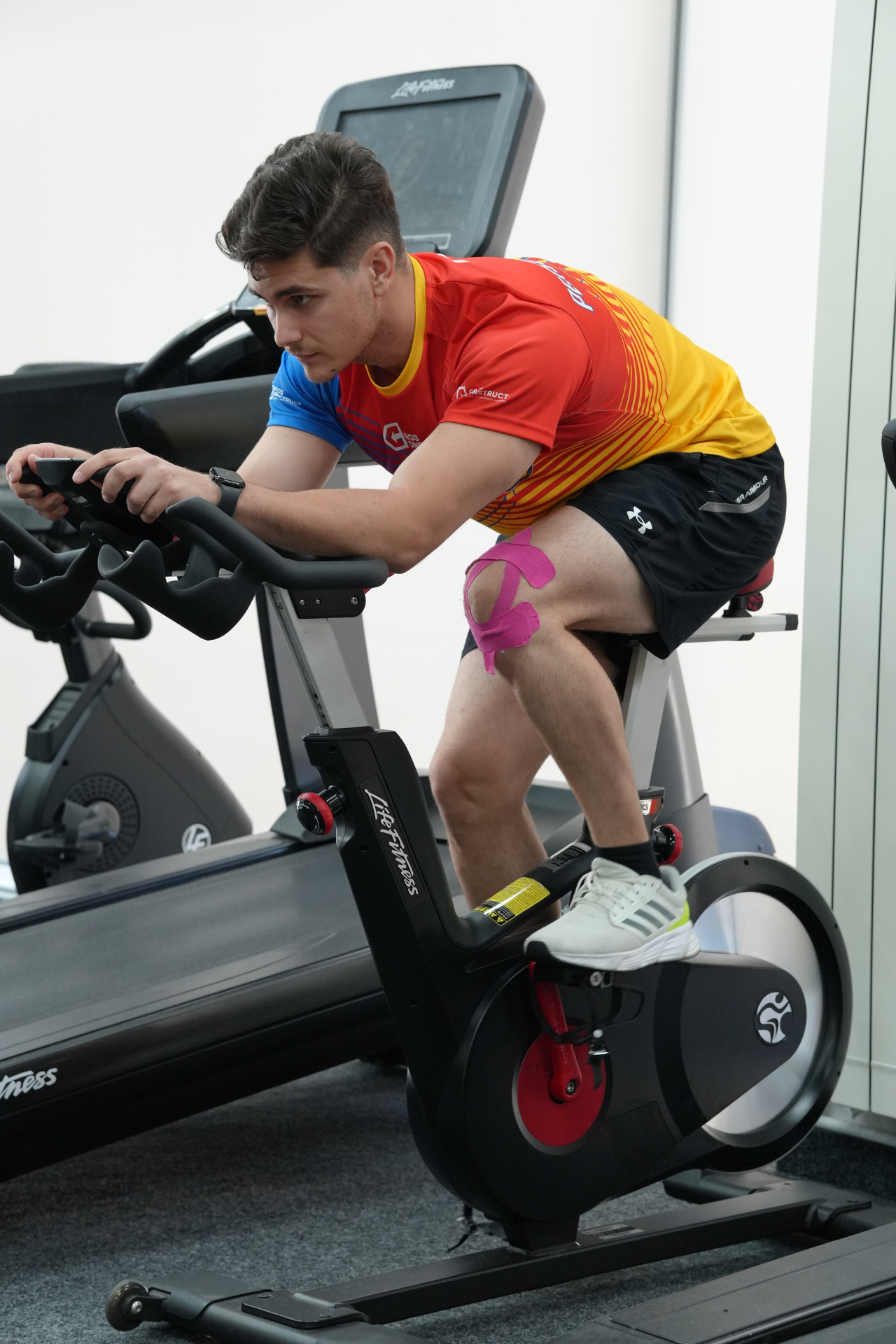 Gabriel Glodeanu – antrenament intens pe bicicletă Life Fitness