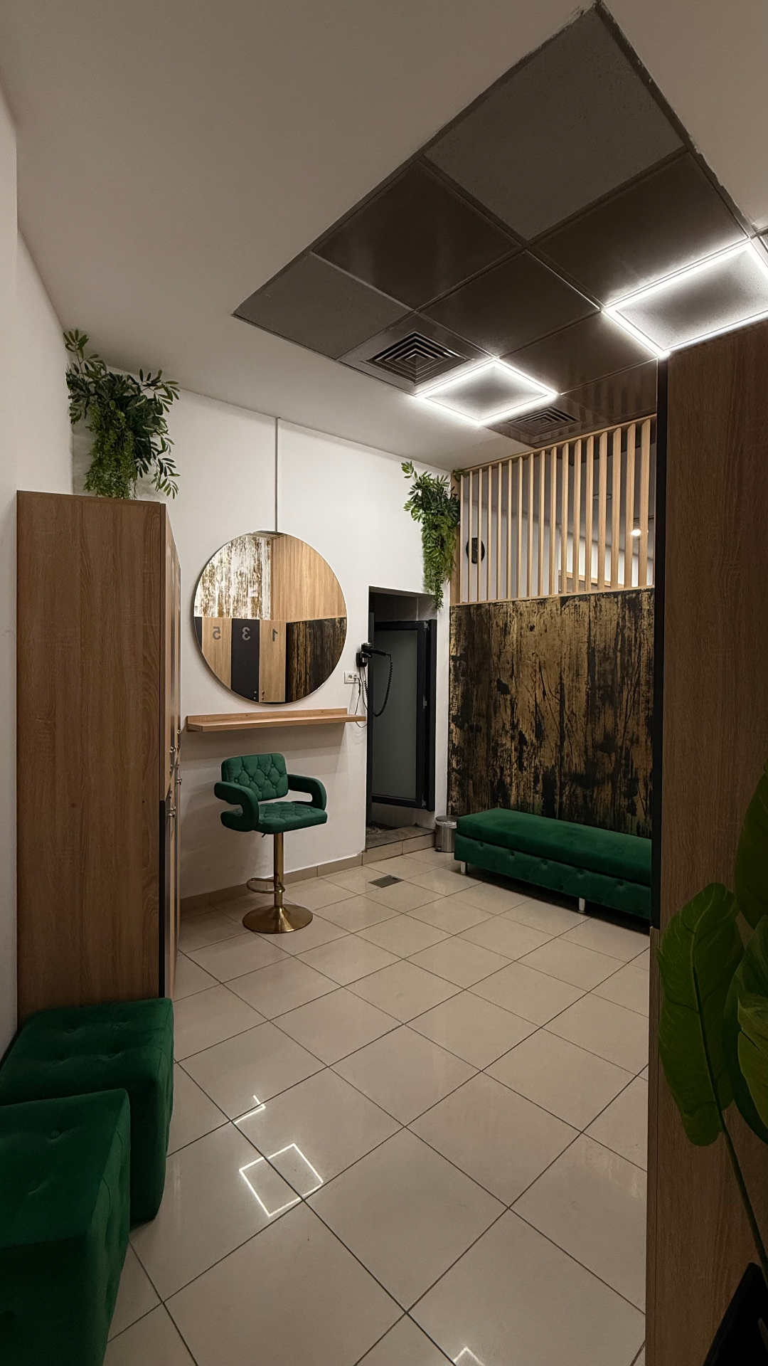 Vestiar Fit Temple – zonă de relaxare cu oglindă și canapea